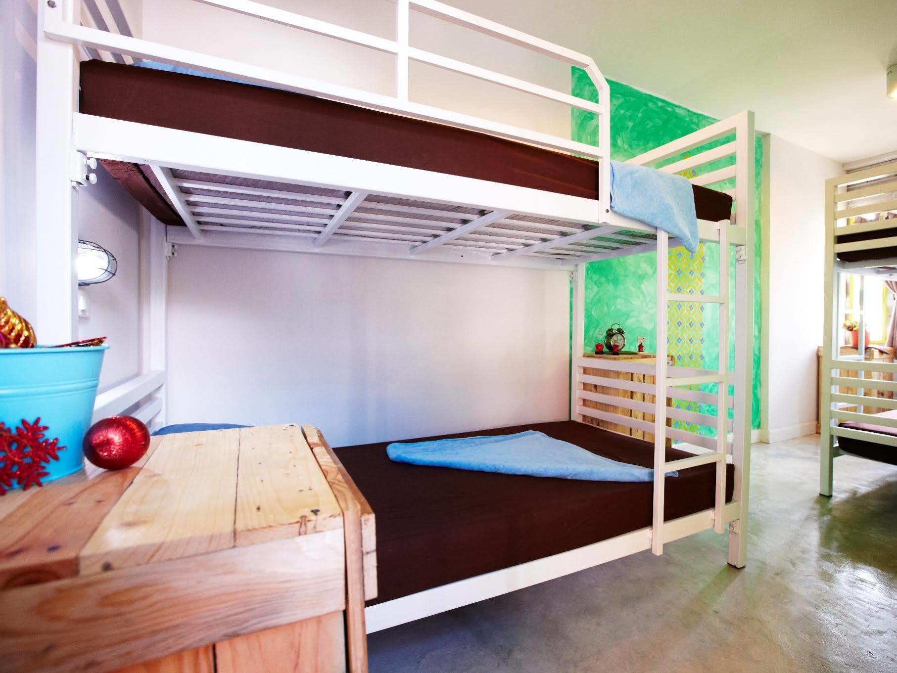 Wh Hostel Банкок Екстериор снимка